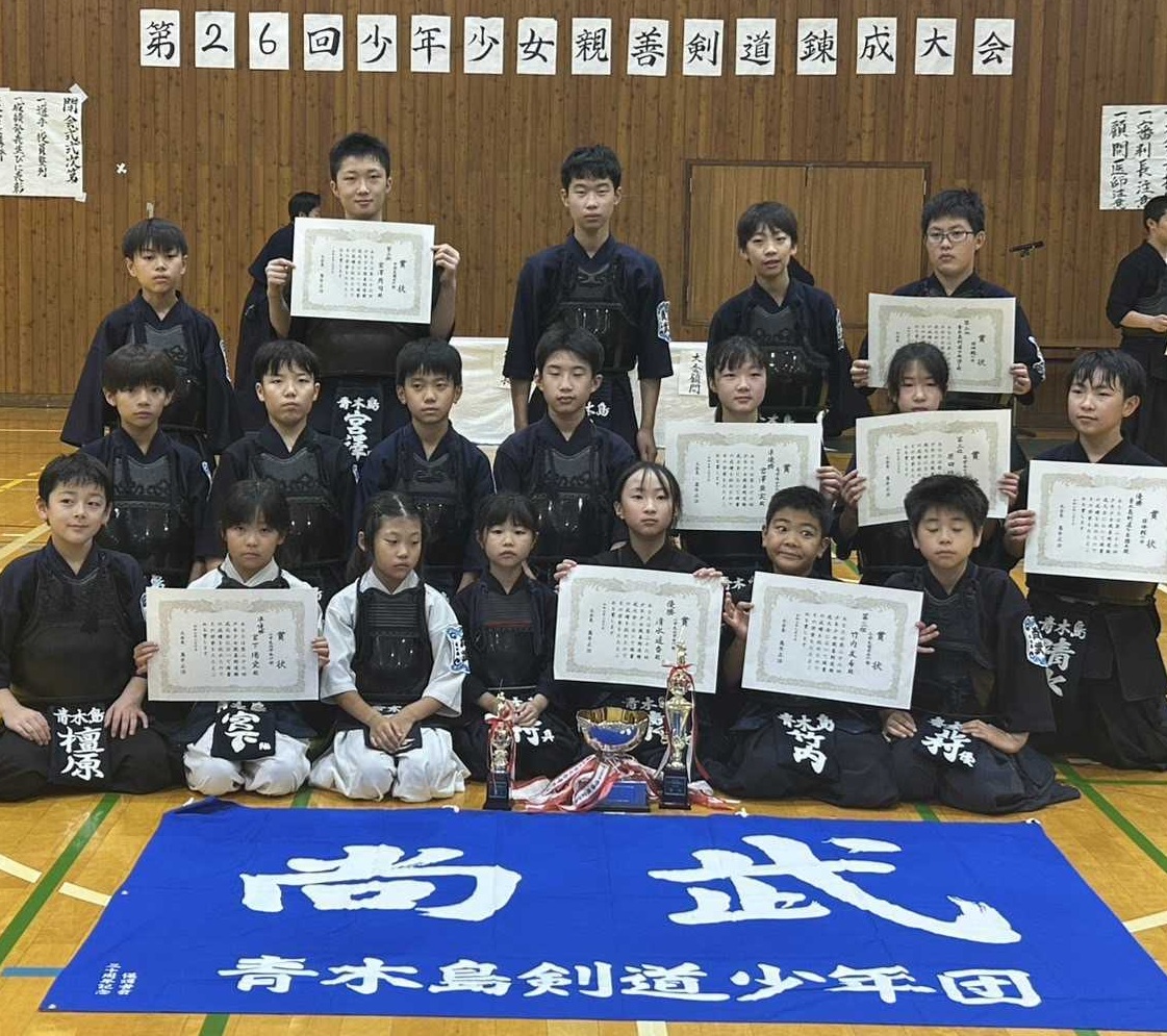 大会で賞状をもらった子供たち